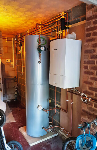 https://plumberdianella.com.au/uploads/2025/06/hot-water-684599.jpg